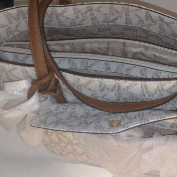 100% designer Authentic Micheal kors jet tote - Picture 15 of 16